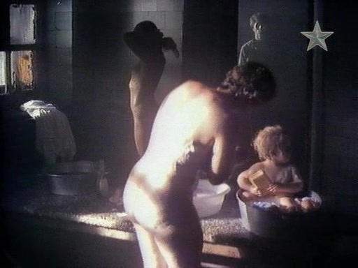 Подсматривает за голыми в бане (52 видео)