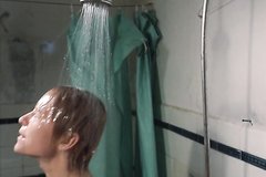 Мужчина помогает своей любовнице принимать душ
