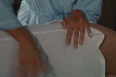 Женщина учит мужчину как ухаживать за больной женой