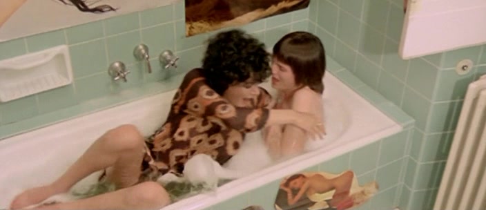 Сводная сестра трогает член брата в ванной и соблазняет его - постельные сцены и кадры из фильма Скандал в провинции | Секс-Кадр