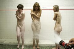 Осмотр голых заключенных в женской тюрьме
