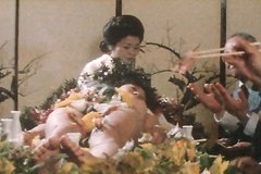 Японцы едят суши с голой девушки