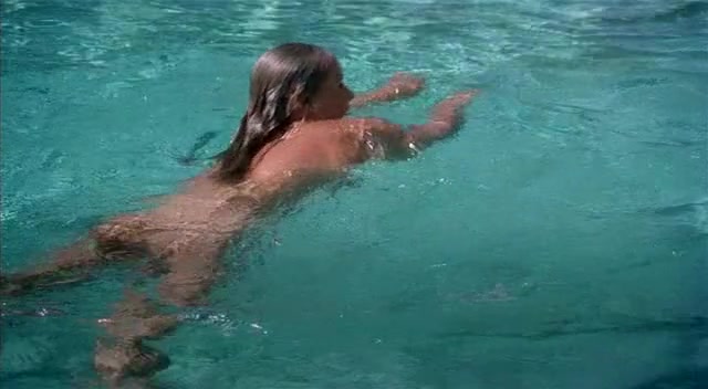Голая девушка плавает в море и дрочит свою киску с оператором - intim-top.ru