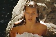 Голая Мила Йовович купается в водопаде